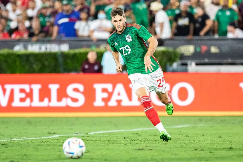 IMAGO7 Santi Giménez en un partido del Tri