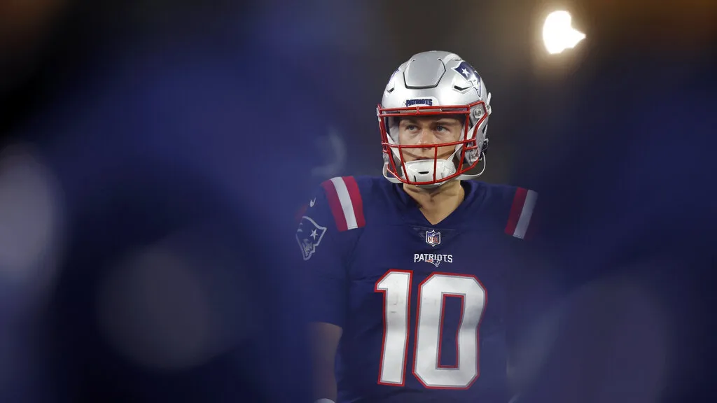 AP Mac Jones apunta a regresar a la titularidad de los Patriots