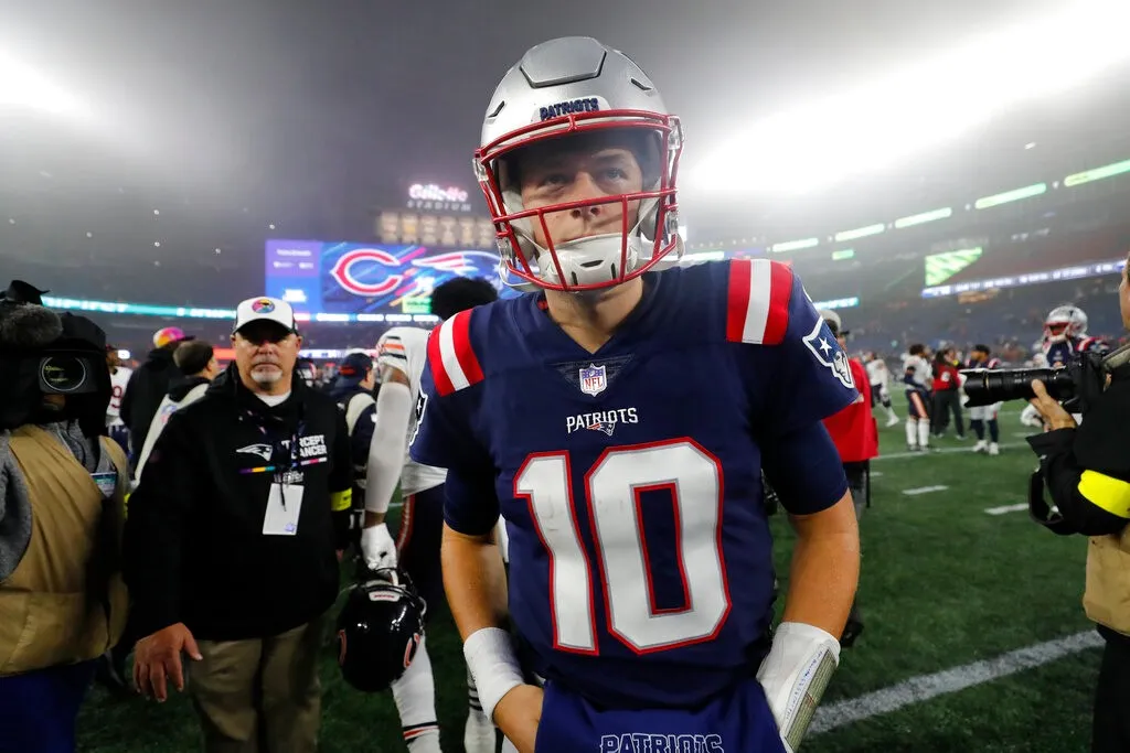 AP Mac Jones regresó en el juego ante Bears