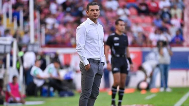 IMAGO7 Jaime Lozano dirigiendo a Necaxa