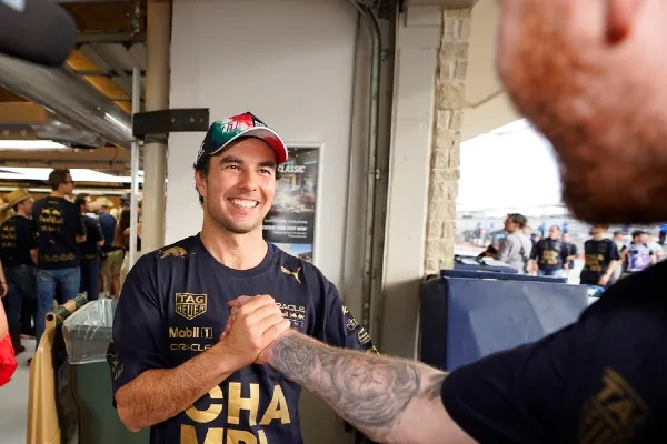 AP Los seguidores han expresado su cariño a Checo