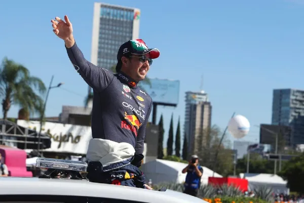 AP Checo Pérez en las calles mexicanas