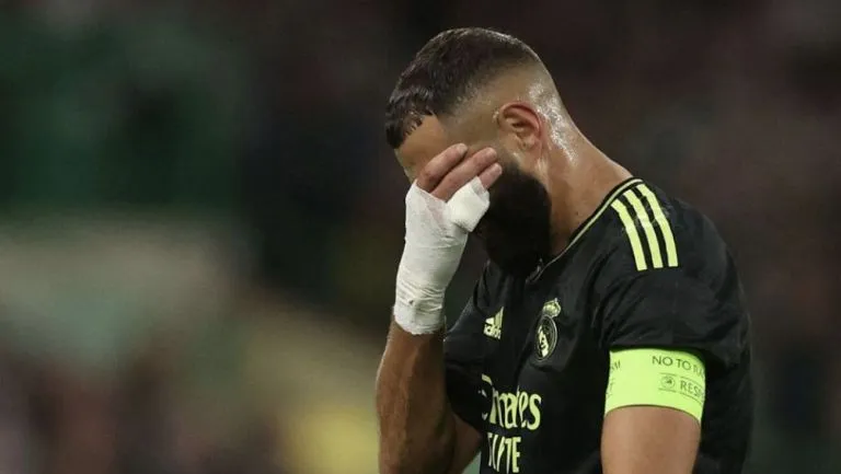 AP Benzema se lamenta con los Merengues