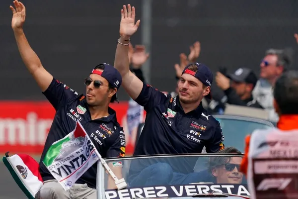 AP Checo y Max durante la previa