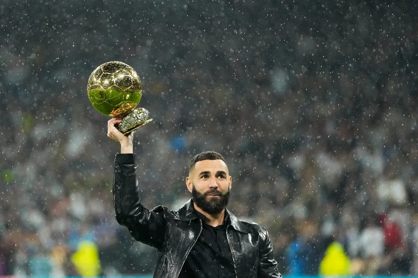 AP Benzema con su Balón de Oro