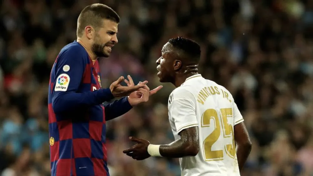 AP Piqué encarándose con Vinicius en un Clásico