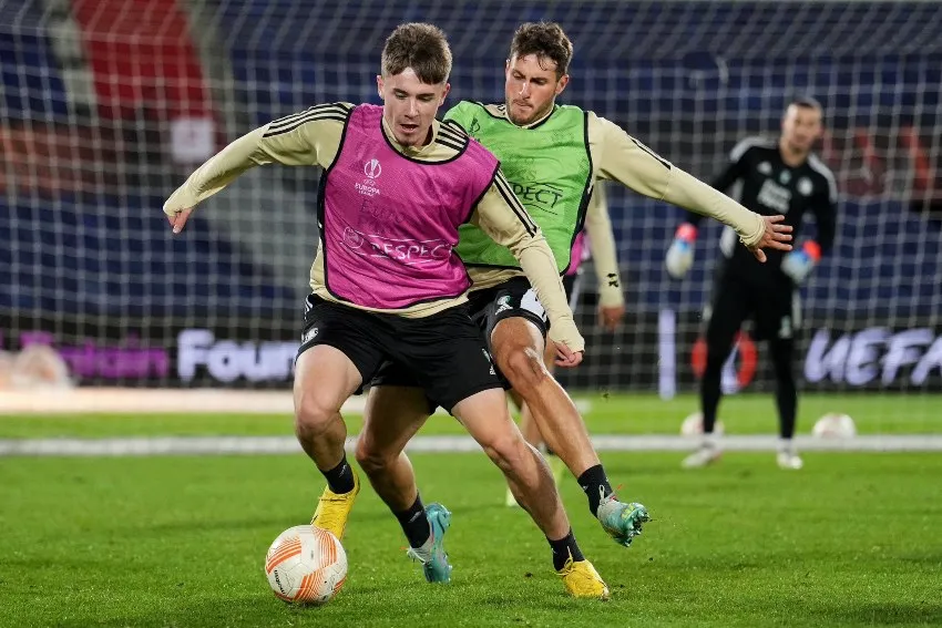 TWITTER: @Feyenoord Santi Giménez en entrenamiento con el Feyenoord