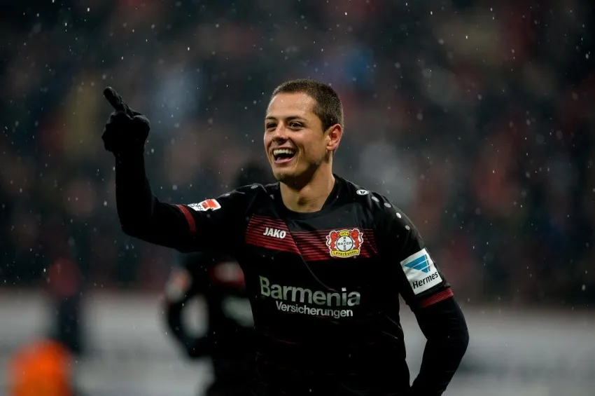 AP Chicharito en celebración de gol con Leverkusen