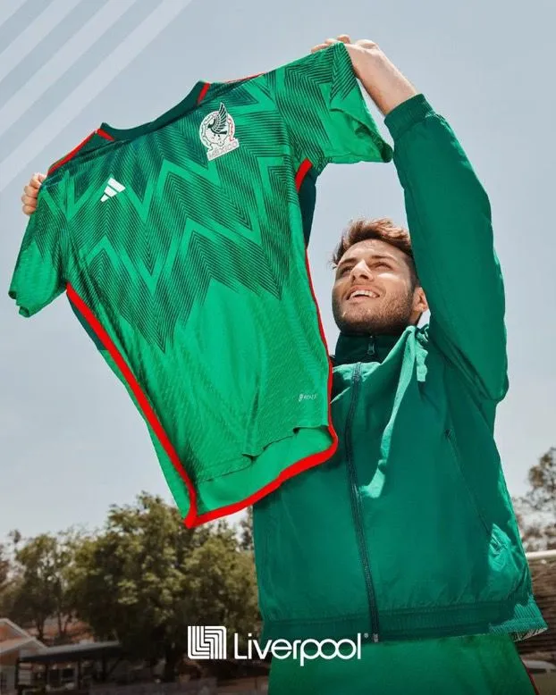 LIVERPOOL Santiago Giménez con el jersey de la Selección Mexicana