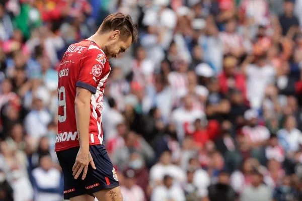 IMAGO7 Jugador de Chivas en lamento