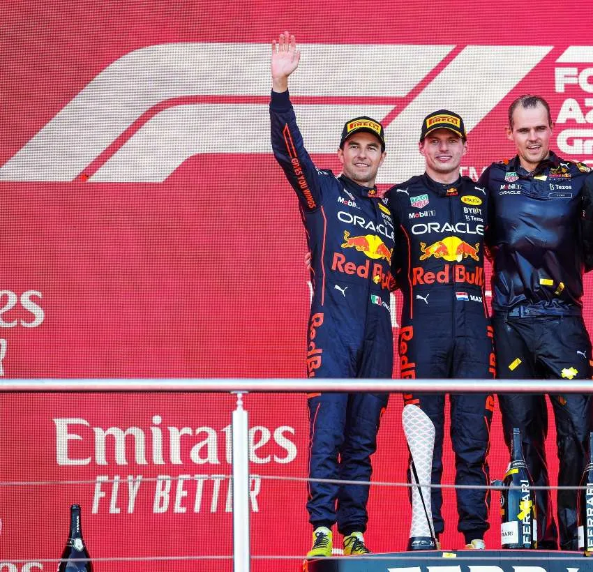 MEXSPORT Checo Pérez y Verstappen en un GP de la F1