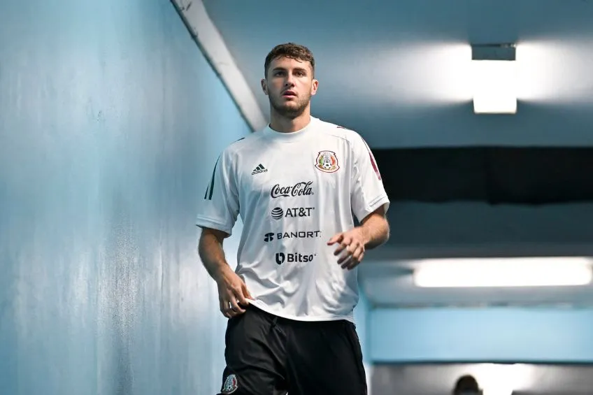 IMAGO7 Santiago Giménez previo a un partido de México