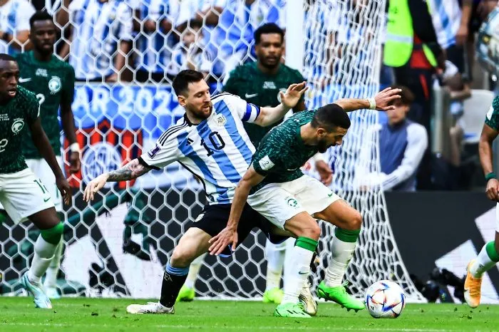 MIGUEL PONTÓN Messi pelea el balón con la defensa saudí
