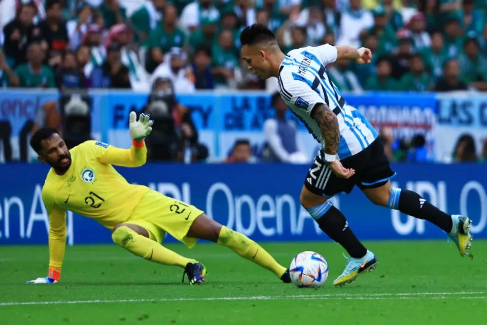 MIGUEL PONTÓN Lautaro deja al portero en el camino