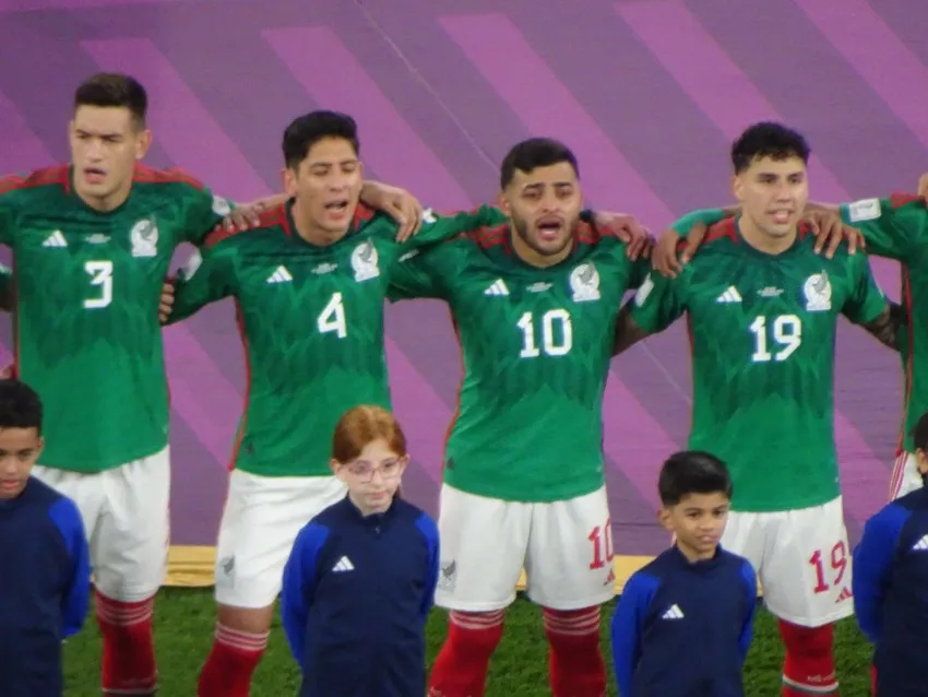 Carlos Ponce de León Vega con lágrimas durante el Himno Nacional