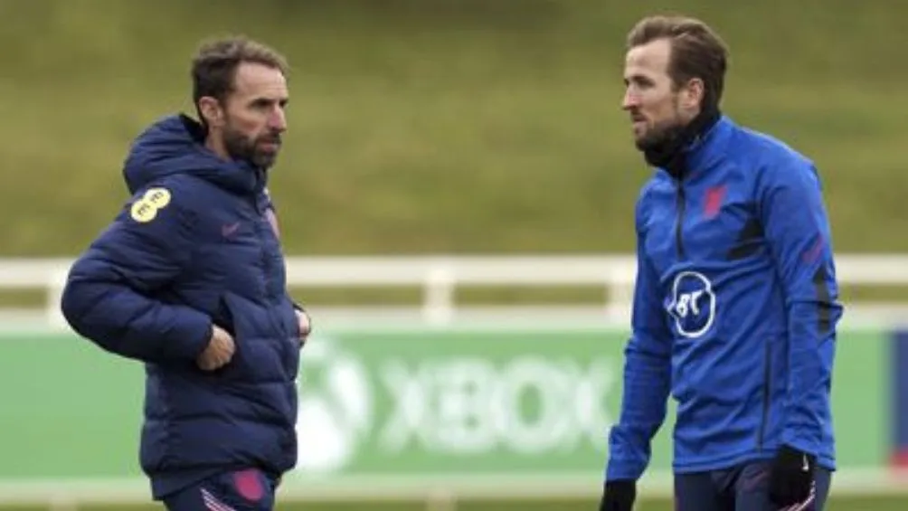 AP Gareth Southgate con Kane