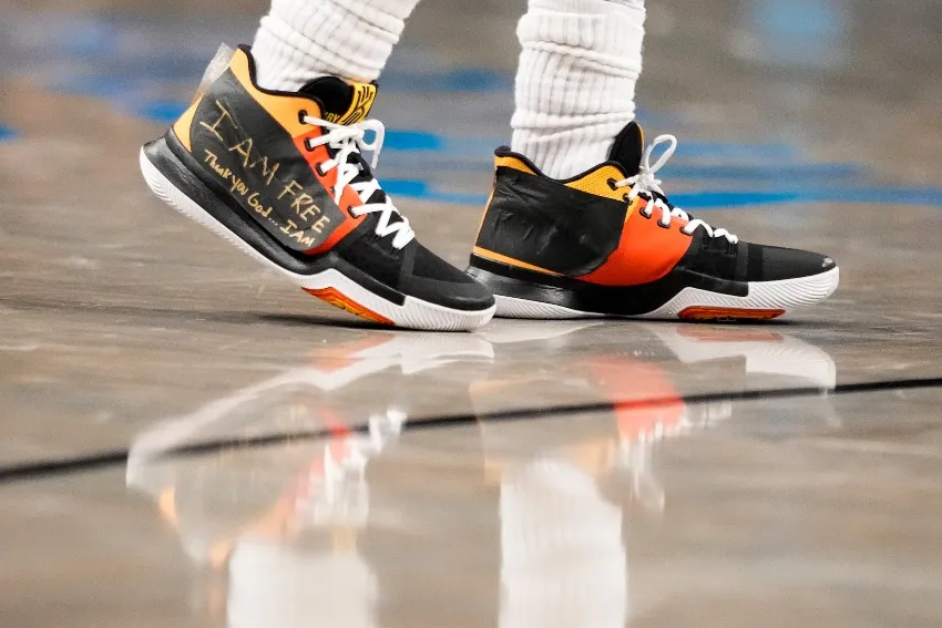 AP Mensaje de Kyrie en sus tenis