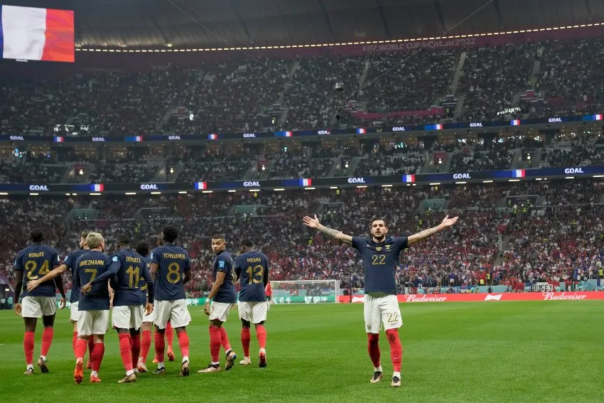 AP Theo Hernández en celebración de gol