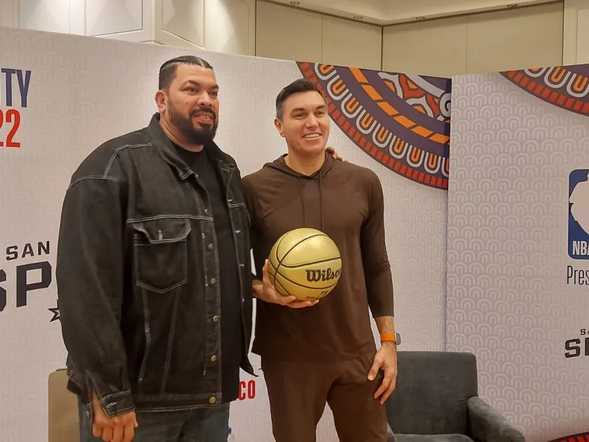JOSÉ MORENO Llamas y Nájera en un evento de la NBA en México