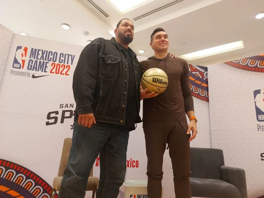 JOSÉ MORENO Llamas y Nájera en un evento de la NBA en México