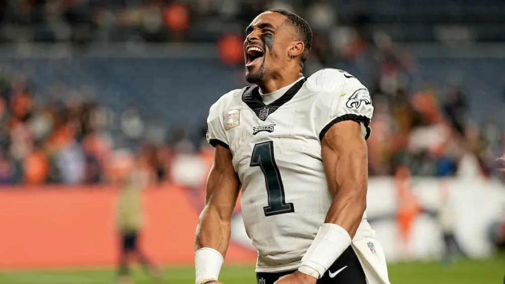 AP Hurts celebra una victoria de Eagles