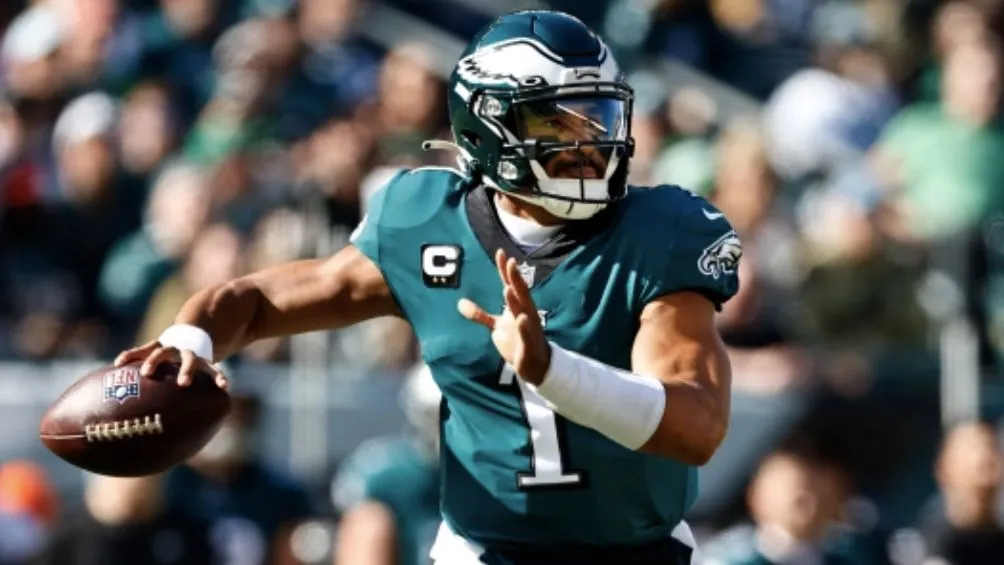 AP Hurts lanzando un pase