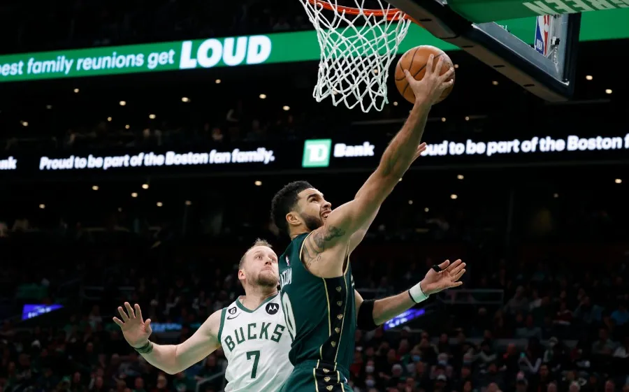 AP Jayson Tatum anota ante Bucks