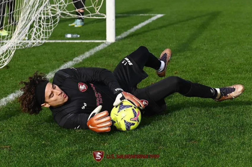TWITTER: @OfficialUSS1919 Memo Ochoa con el Salernitana