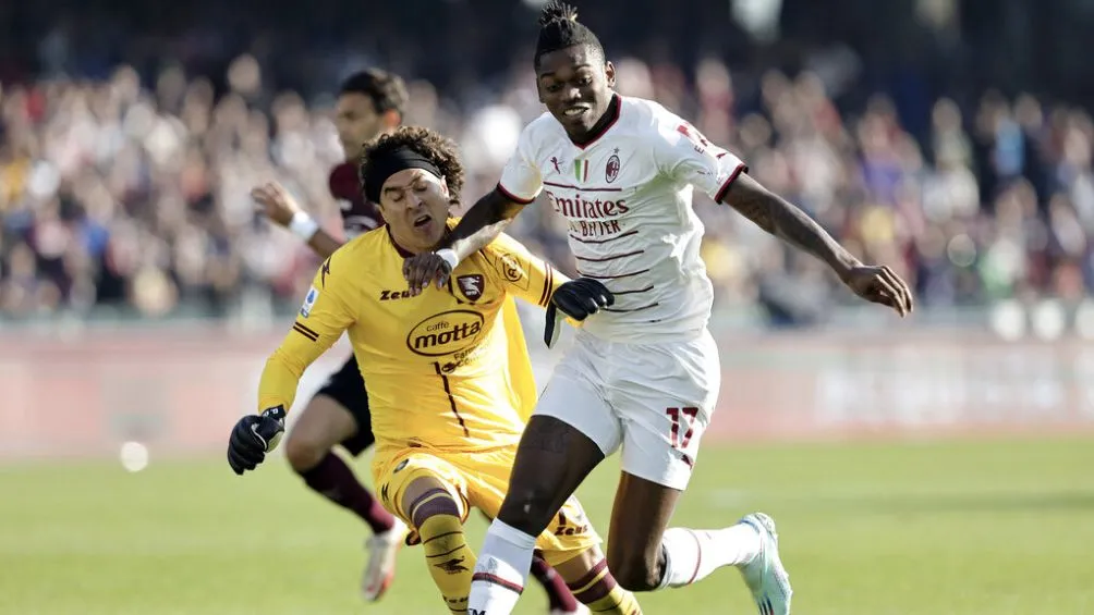 AP Rafael Leao en la lucha con Ochoa