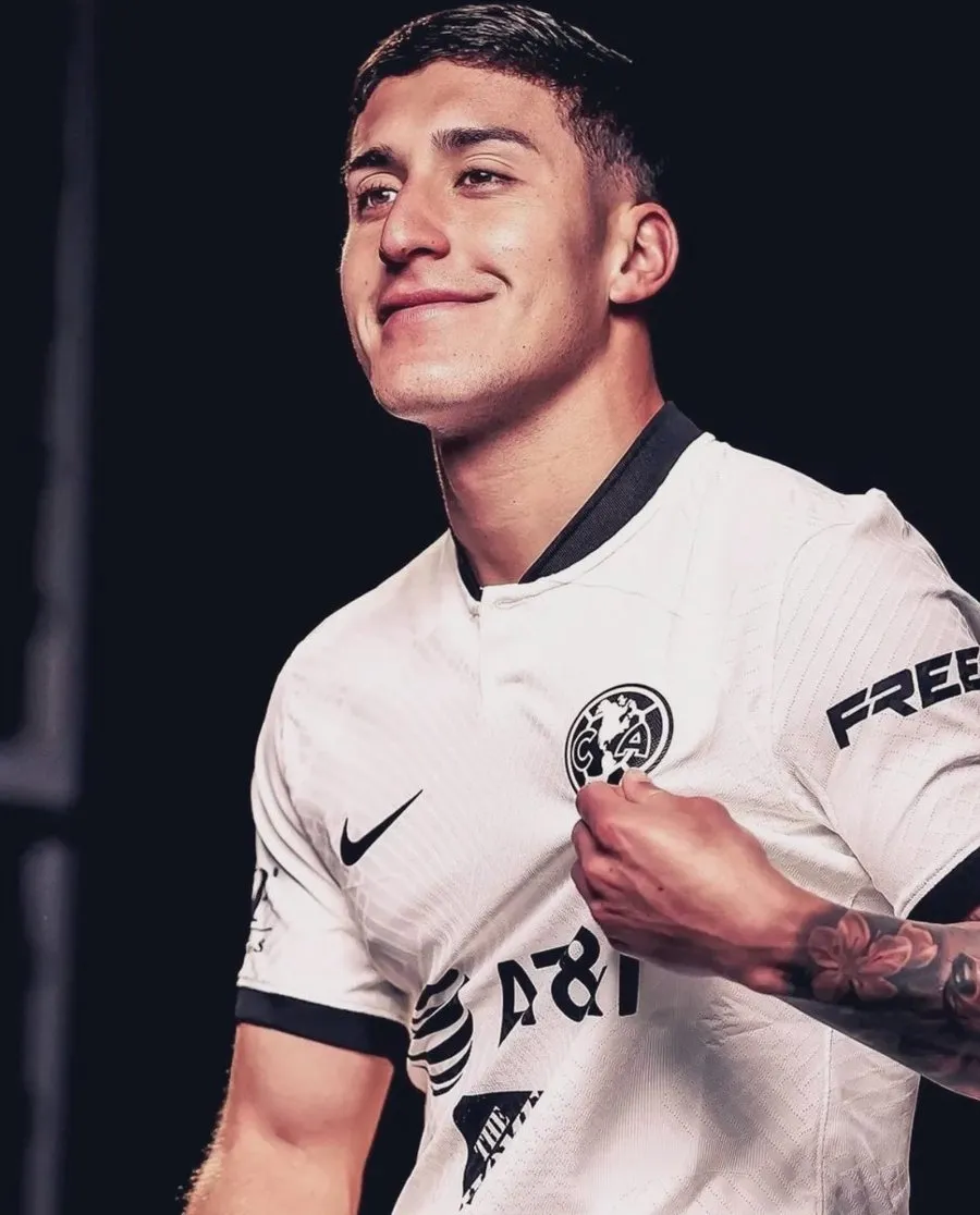 TWITTER Alejandro Zendejas mostrando el nuevo uniforme americanista