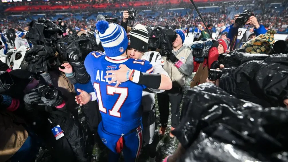 BENGALS Allen y Burrow en el saludo al final del encuentro