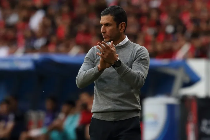 MEXSPORT Jimmy Lozano dirigiendo un partido de Liga MX