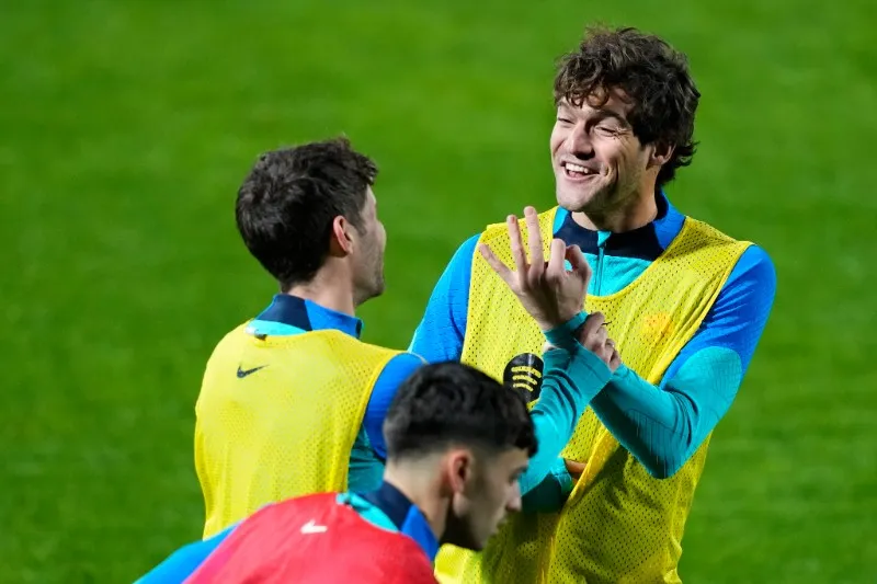 AP Marcos Alonso en entrenamiento con el Barcelona