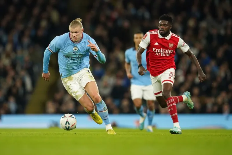 AP Erling Haaland y Thomas Partey en disputa por el balón