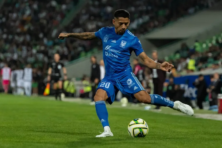 MEXSPORT Aquino en un partido de Tigres