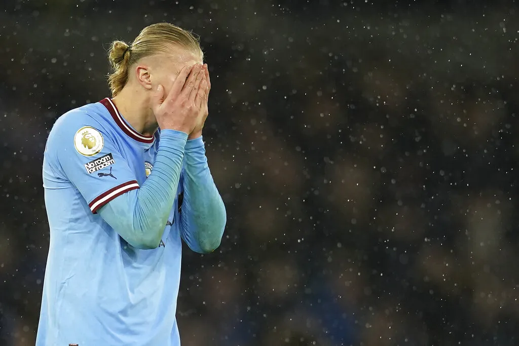 AP Erling Haaland se lamenta por una oportunidad fallada