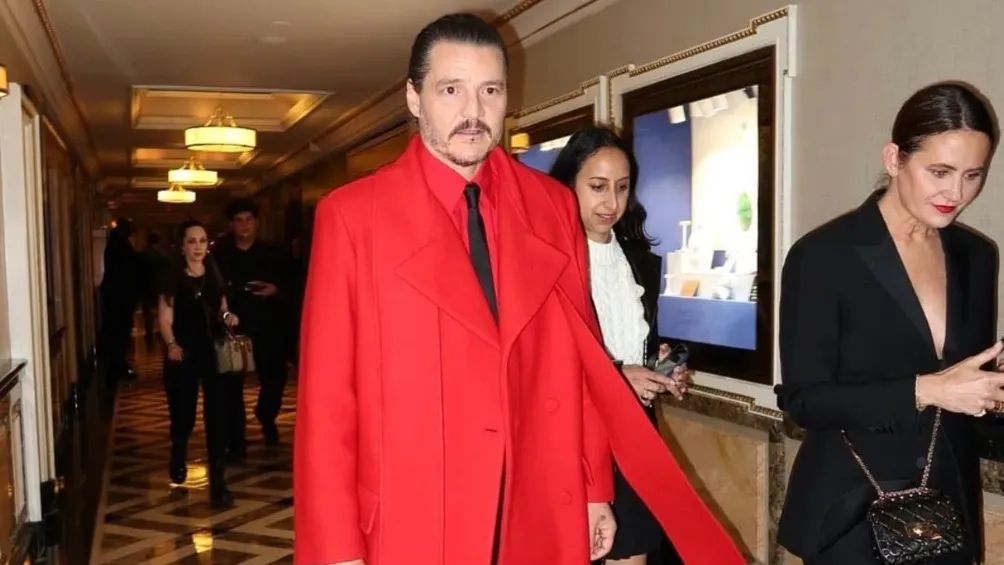 ESPECIAL Pascal paseándose con su atuendo