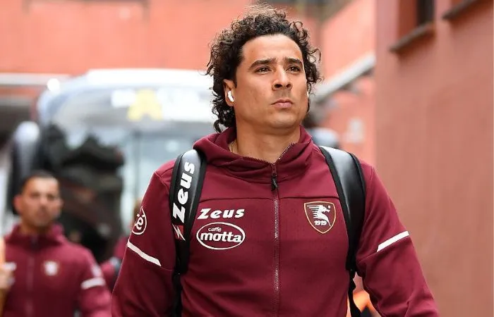 TWITTER: @OfficialUSS1919 Memo Ochoa llegando al estadio para el partido ante la Fiorentina