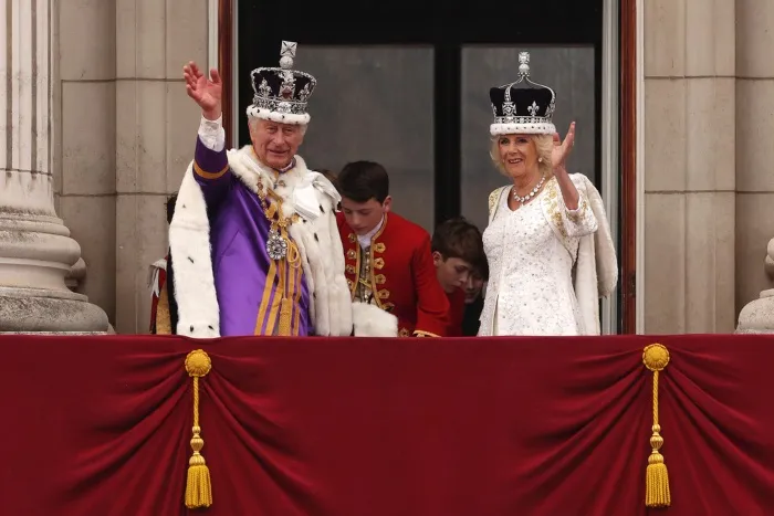 AP Rey Carlos III y la Reina Camila saludan desde el balcón en Buckingham Palace