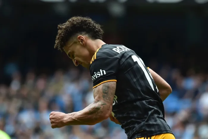 AP Rodrigo después de anotar para el Leeds