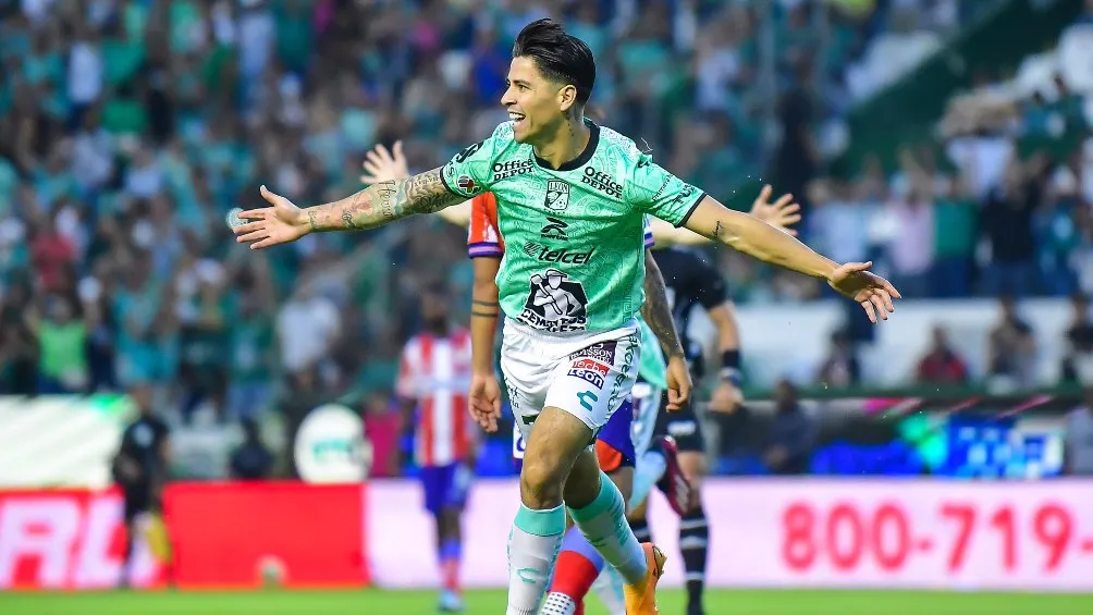 MEXSPORT Víctor Dávila extiende los brazos tras haber abierto el marcador