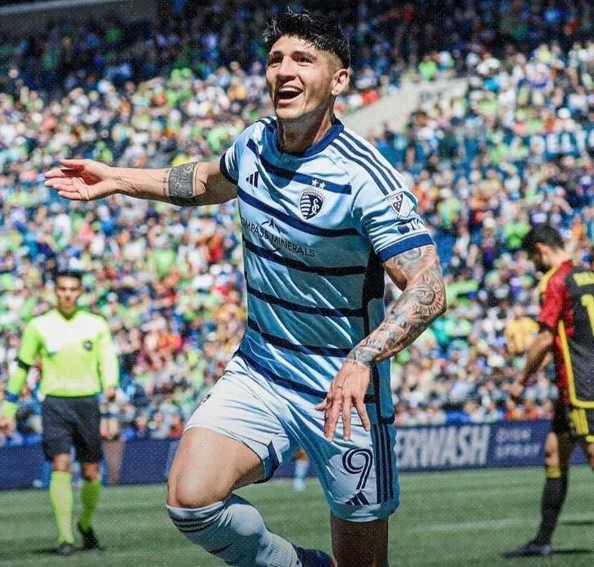 TWITTER: @SportingKC Pulido en celebración de gol