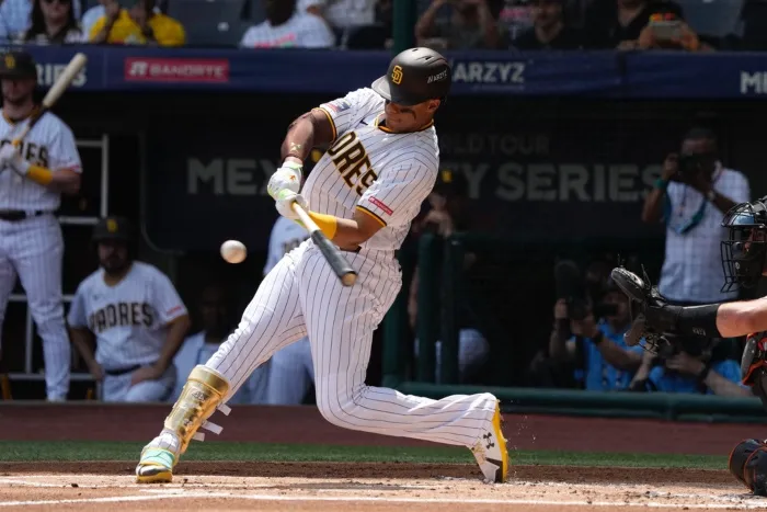 AP Juan Soto conecta un single durante un partido