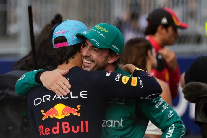 AP Checo Pérez y Fernando Alonso se abrazan al finalizar la Qualy