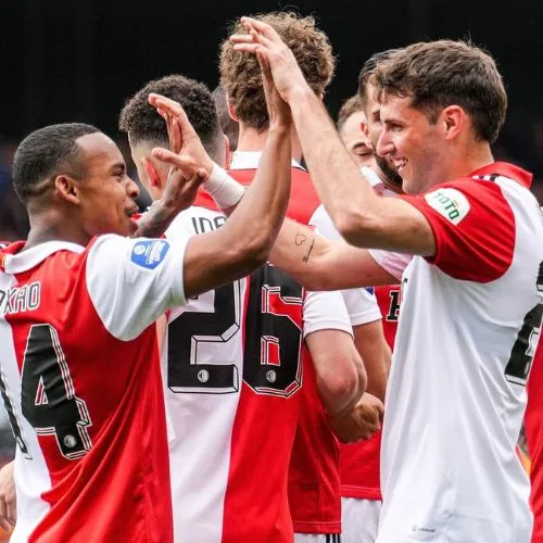TWITTER: @Feyenoord Santiago Giménez e Igo Paixao festejando gol del Feyenoord