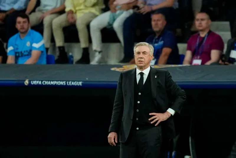 AP Carlo Ancelotti da indicaiones durante el partido