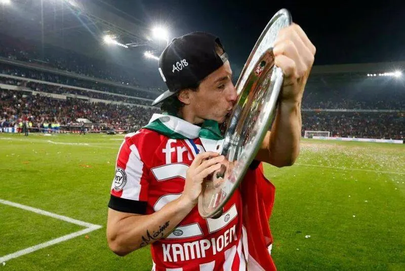 TWITTER: @PSVespanol Andres Guardado fueCampeón con el PSV
