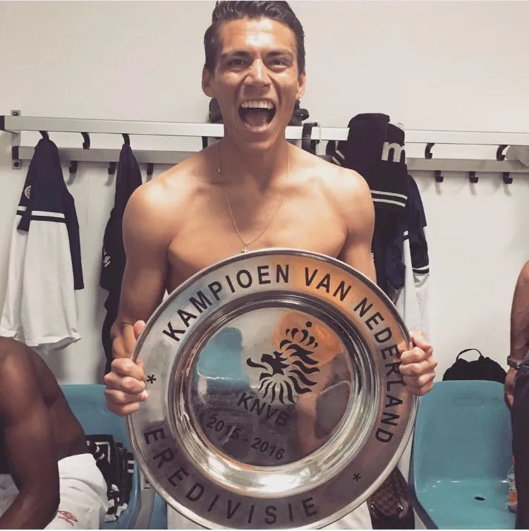 TWITTER: @HectorMorenoH Héctor Moreno festeja el título de la Eredivisie con el PSV