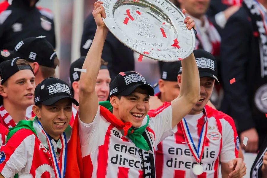 TWITTER: @PSVespanol Chucky Lozano festeja su título con el PSV