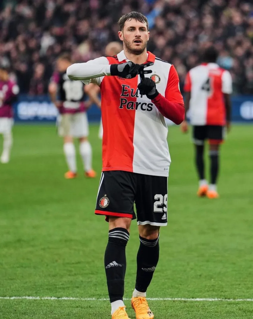 INSTAGRAM: @sant.gimenez Santi Giménez en celebración de gol